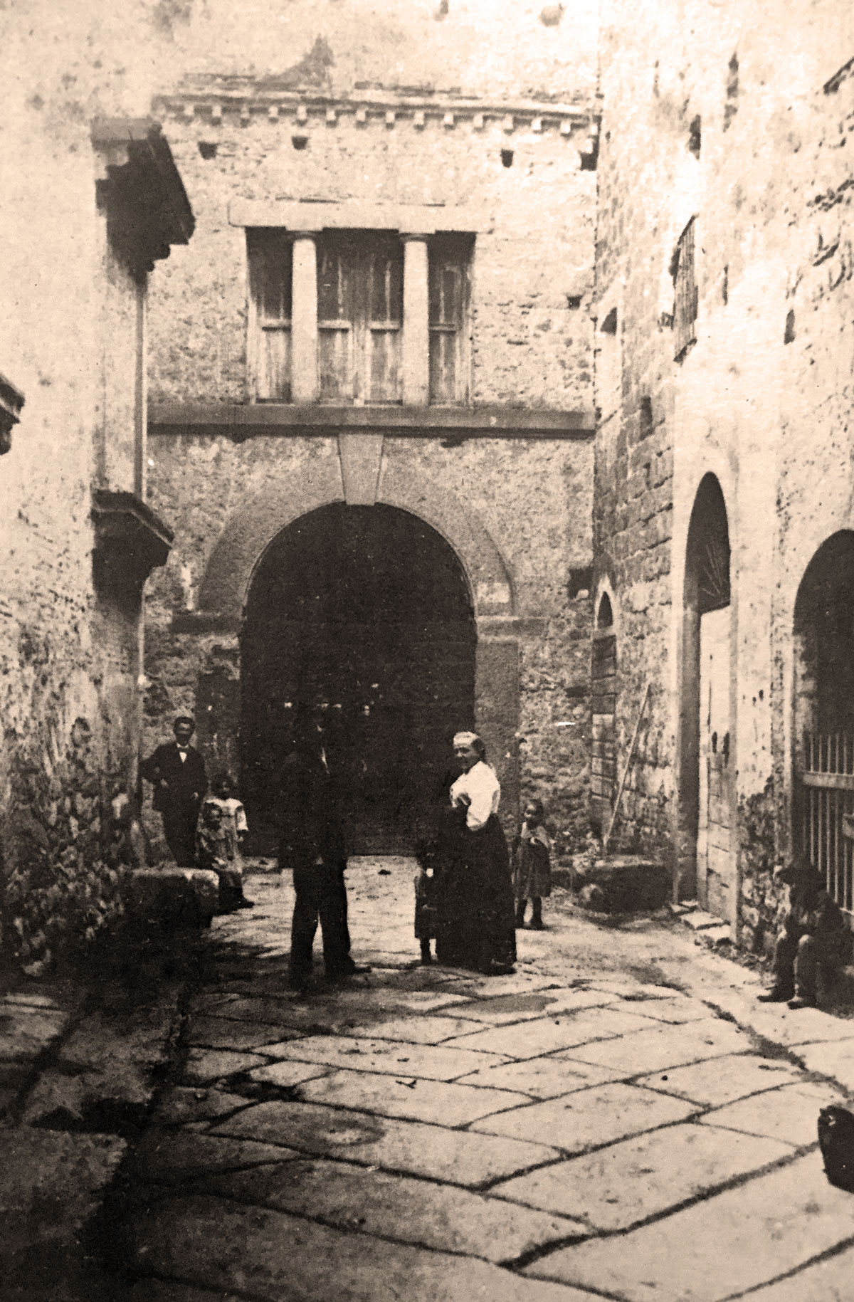 Viterbo, primi Novecento. Ingresso del Teatro del Genio