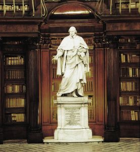 la statua in marmo del cardinale