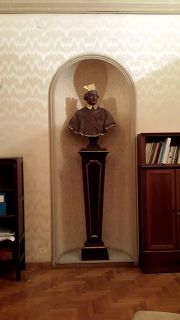 il busto del cardinale Casanate in direzione