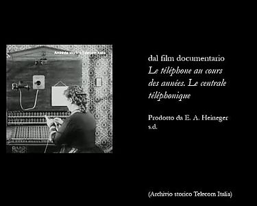 dal film documentario Le t&eacute;l&eacute;phone au cours des ann&eacute;es. Le central t&eacute;l&eacute;phonique, prodotto da E. A. Heineger, s.d. (Archivio storico Telecom Italia)