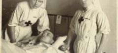 Crocerossine assistono un paziente in ospedale, 1916