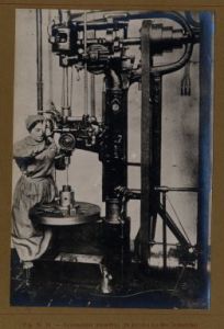 Lavorazione bossoli per cartucce, in &ldquo;Le Donne d&rsquo;Italia nelle industrie di guerra&rdquo;  a cura del Comitato per la Mobilitazione Civile, 1915-1918