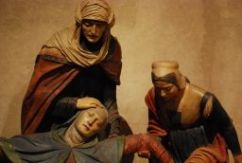 Compianto, particolare: Maria di Cleofa e Maria di Salomé che sostengono la Vergine